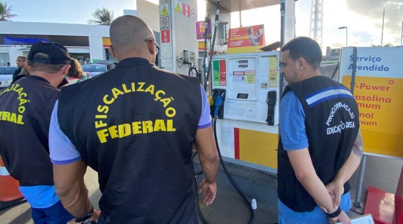 Procon Aracaju realiza fiscalização em posto de combustível no Centro da capital